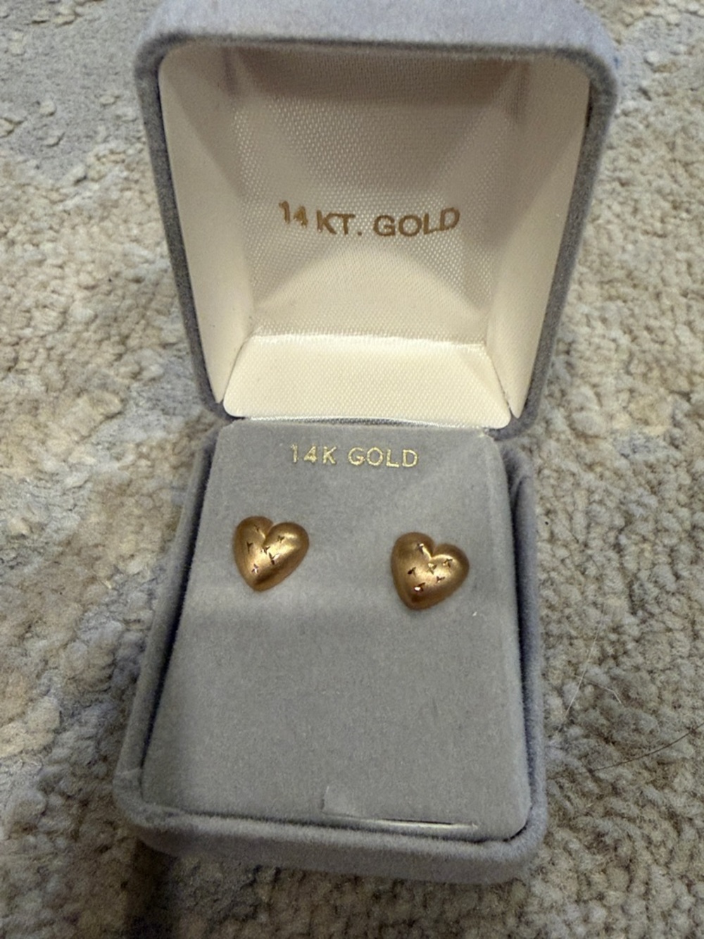 New Vintage 14K Gold Heart Stud Earrings - small check photos for measurement’s